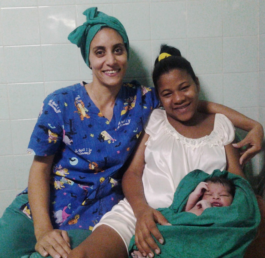 Junto a la enfermera Claryz María González, quien le realizó el parto. Foto: Del autor.