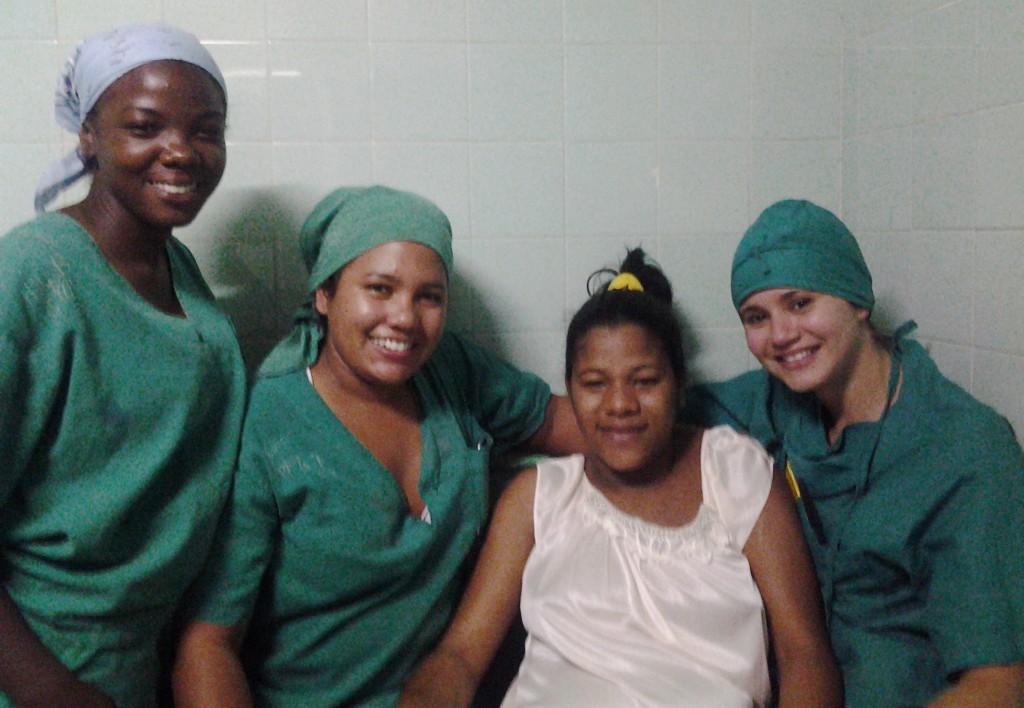 Junto a sus compañeras de aula. Foto: Del autor.