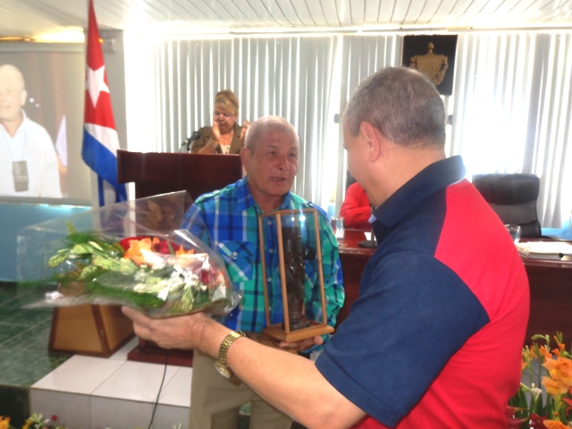Denny Legrá Azahares, primer secretario del Partido en Guantánamo entregó el Cemí de Gran Tierra de Maisí al médico Leonardo Fernández Fernández. Foto: Rodny Alcolea.