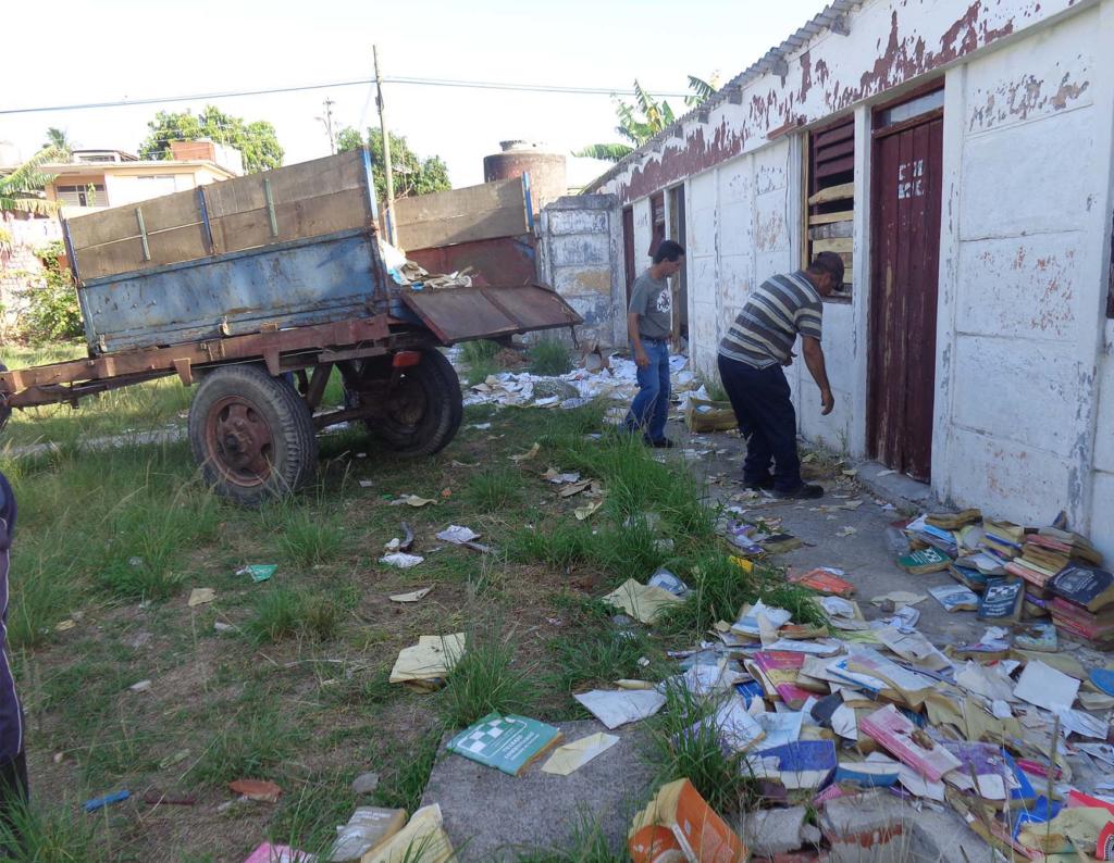 Trabajadores de la Universidad de Pinar del Rio Hermanos Saíz Montes de Oca recogen los libros abandonados y desechan los que no sirven, que precisan en el centro, sumaron 73 textos de más de 20 títulos.