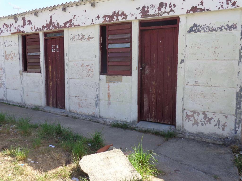 Los almacenes en mal estado que dieron origen al trabajo Cementerio de libros se encuentran ahora vacíos y las áreas aledañas limpias de los textos desparramados por doquier.