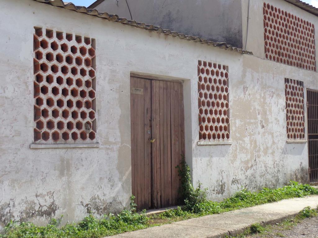 Los libros se movieron hacia un local habilitado en el espacio de otros almacenes de la institución, todavía sin todas las condiciones adecuadas pero, al menos, con candado y custodia.