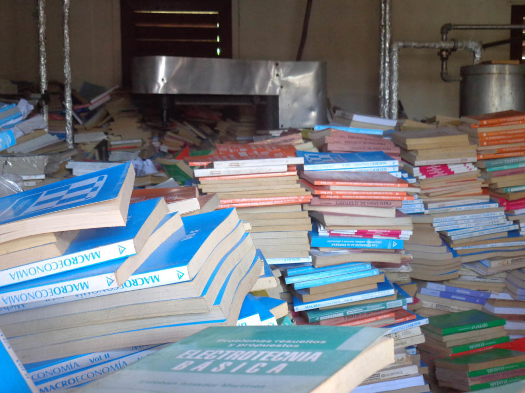 Los textos se almacenan donde radicaba una planta de tratamiento de resina de pino, en espera de otra solución.