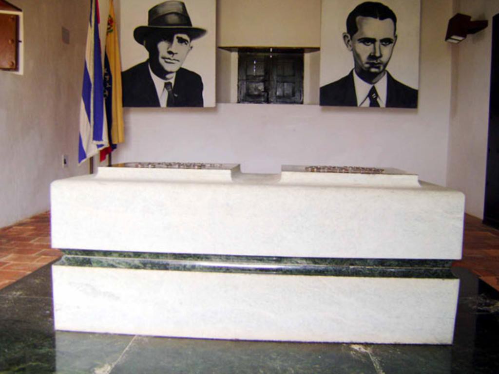 Lugar donde reposan los restos de Antonio Guiteras (a la derecha) y Carlos Aponte