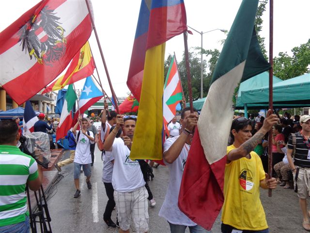 Representantes de diferentes nacionalidades estuvieron presentes en el desfile inaugural. Foto: Manuel Valdés Paz