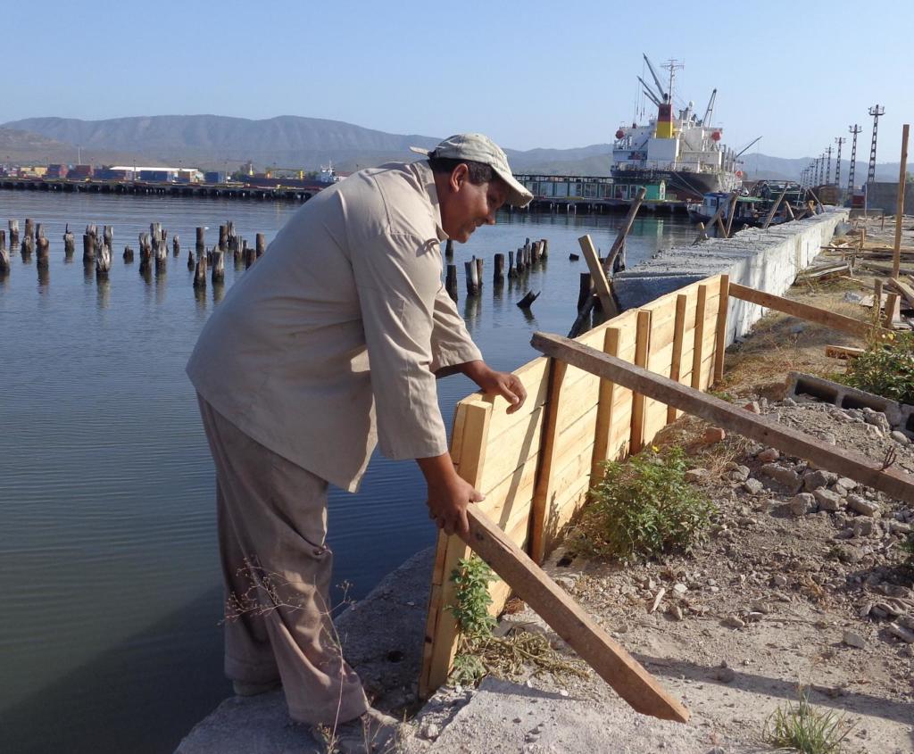 Cuando el puerto Guillermón Moncada (al fondo) se traslade hacia la nueva terminal multipropósito que se construye en colaboración con China el malecón santiaguero extenderá sus fronteras. Fotos: Betty Beatón