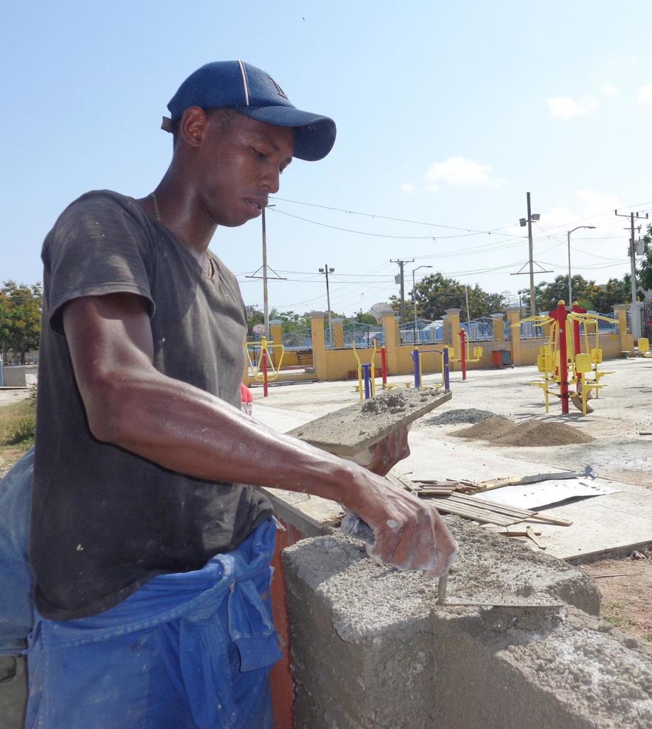 En el malecón, como en otros muchos proyectos que se ejecutan en saludo a los 500 años de la otrora villa de Santiago de Cuba, los jóvenes trabajadores se tornan puntales en el avance de la obra.