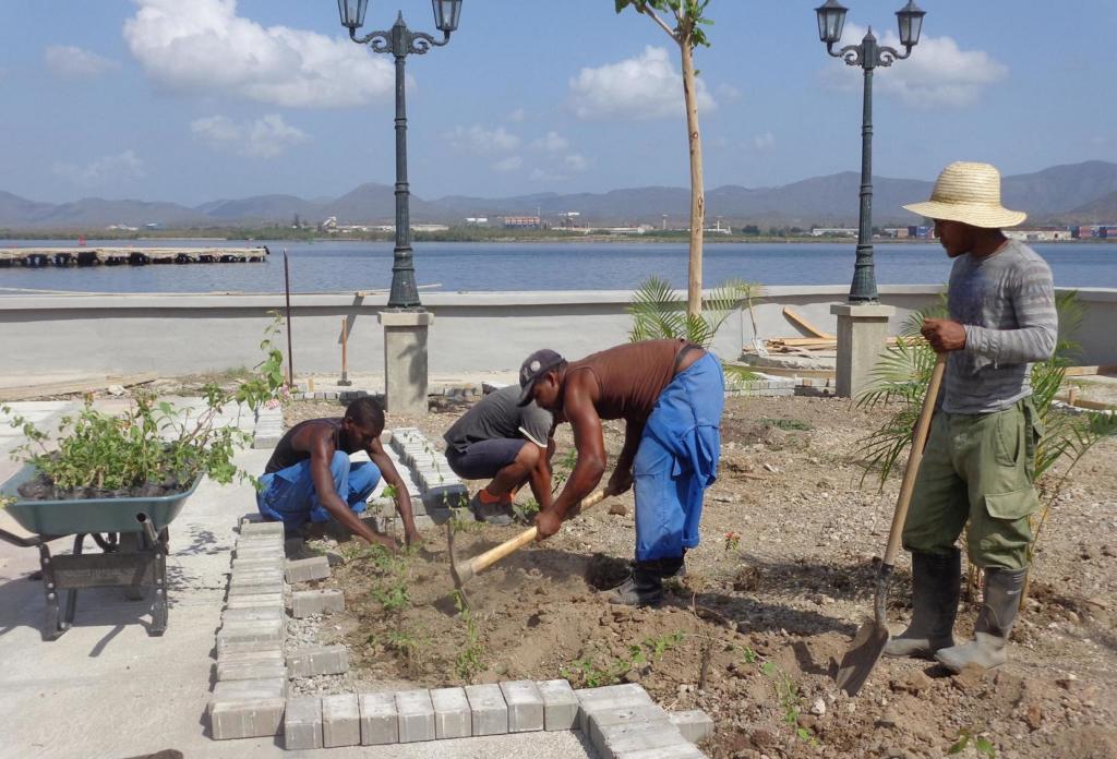 La jardinería se trabaja con especial énfasis para que sombra y verdor complementen los atractivos del paseo marítimo.