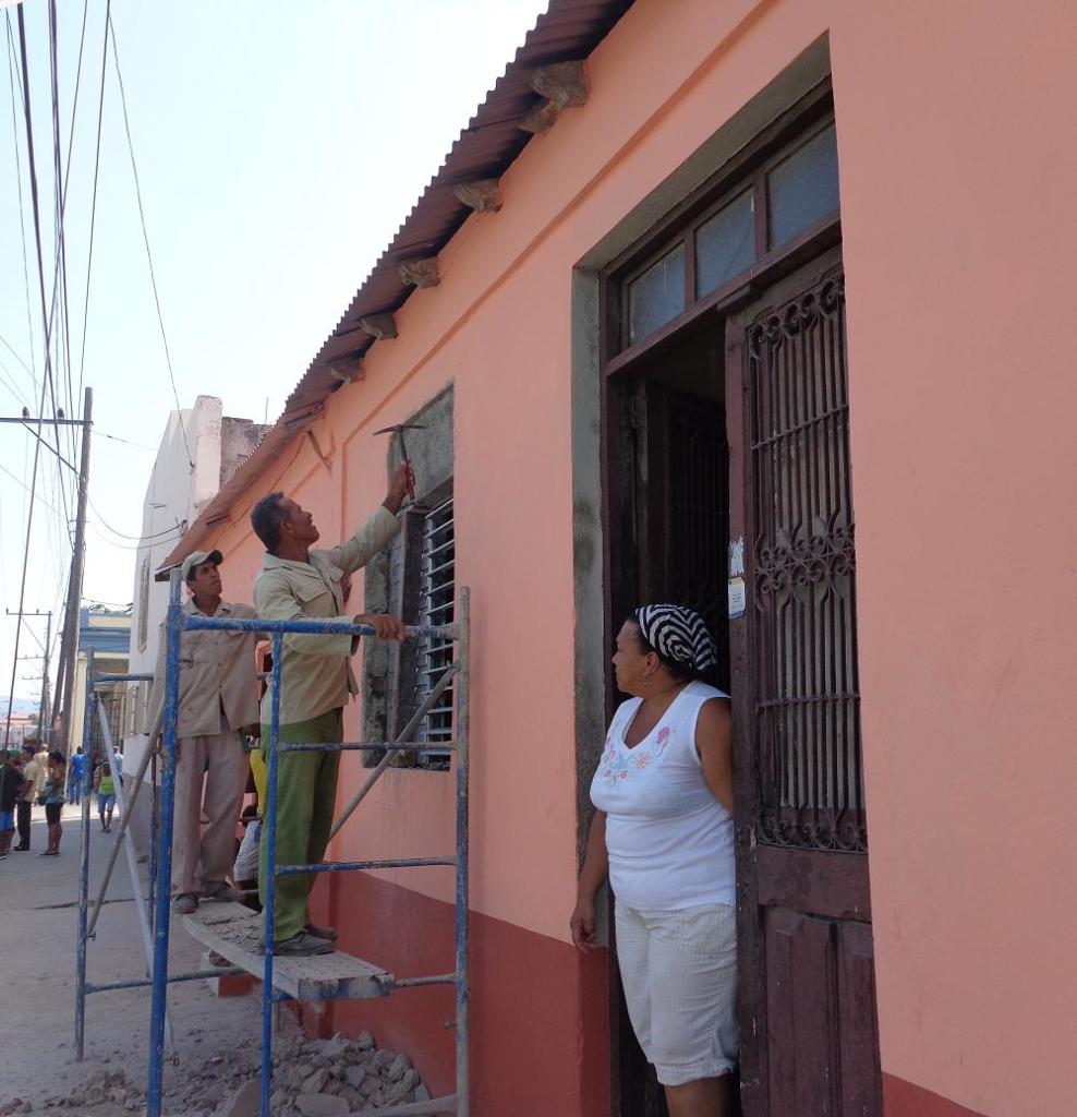 Todo el entorno del paseo marítimo, incluidas las viviendas, unidades de servicios y centros laborales, reciben un remozamiento general que incluye mejora de techos, fachas y pintura.