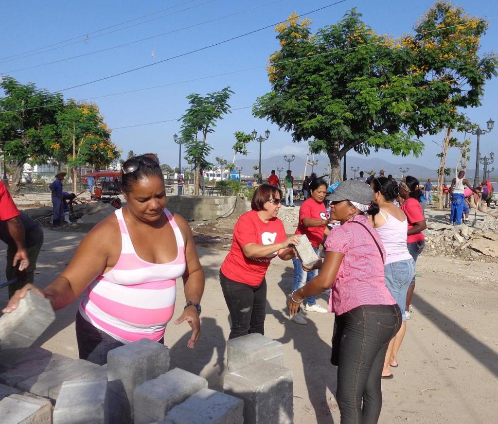 Con el liderazgo de la CTC y sus sindicatos el malecón santiaguero recibe frecuentemente una oleada de hombres y mujeres que con trabajo voluntario impulsan su terminación.