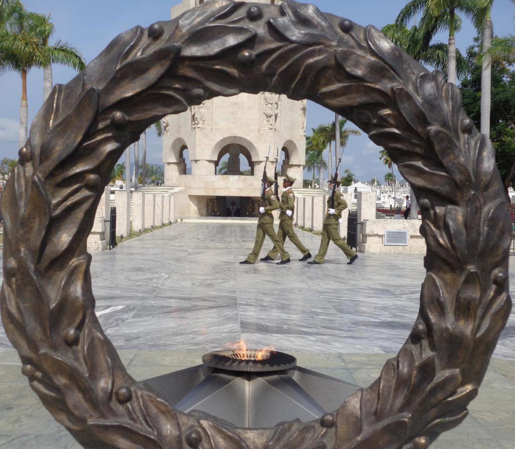 Marcialidad y sentimiento patriótico se amalgaman en la guardia de honor a Martí. Foto: Betty Beatón