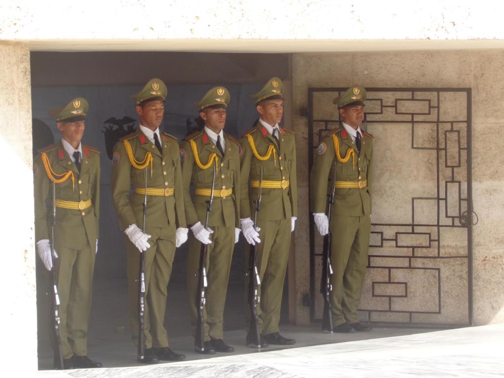 Marcialidad y sentimiento patriótico se amalgaman en la guardia de honor a Martí. Foto: Betty Beatón