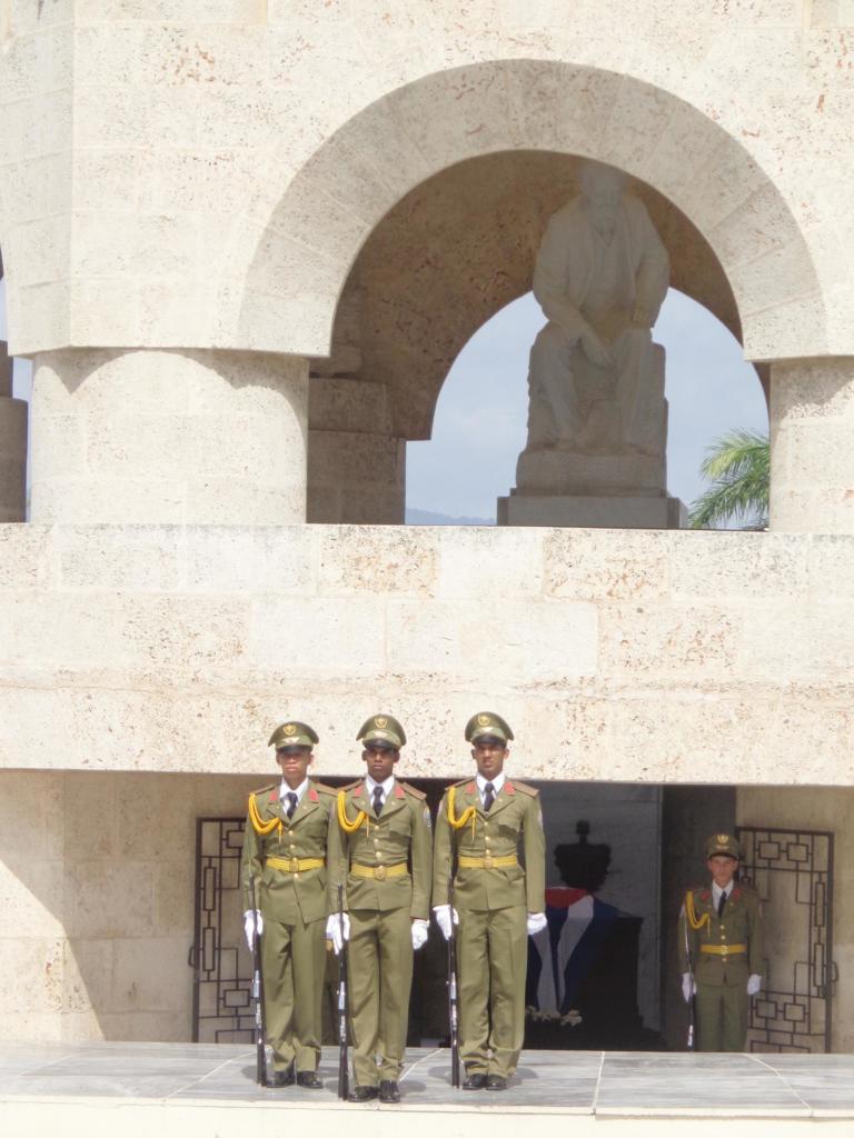 Marcialidad y sentimiento patriótico se amalgaman en la guardia de honor a Martí. Foto: Betty Beatón