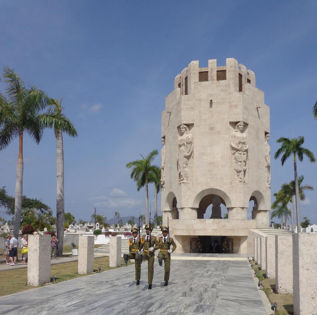 Marcialidad y sentimiento patriótico se amalgaman en la guardia de honor a Martí. Foto: Betty Beatón