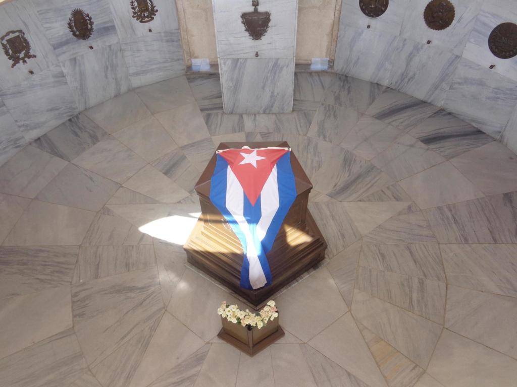 Siempre en la tumba del Maestro un halo de luz, un ramo de flores, una bandera. Foto: Betty Beatón