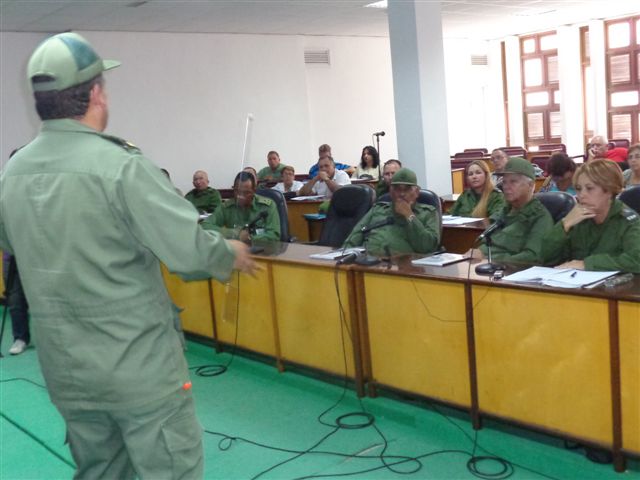 El General de Cuerpo de Ejército Joaquín Quinta Solás reconoció la experiencia de la provincia de Villa Clara en la preparación y enfrentamiento a desastres naturales. Foto: Lourdes Rey