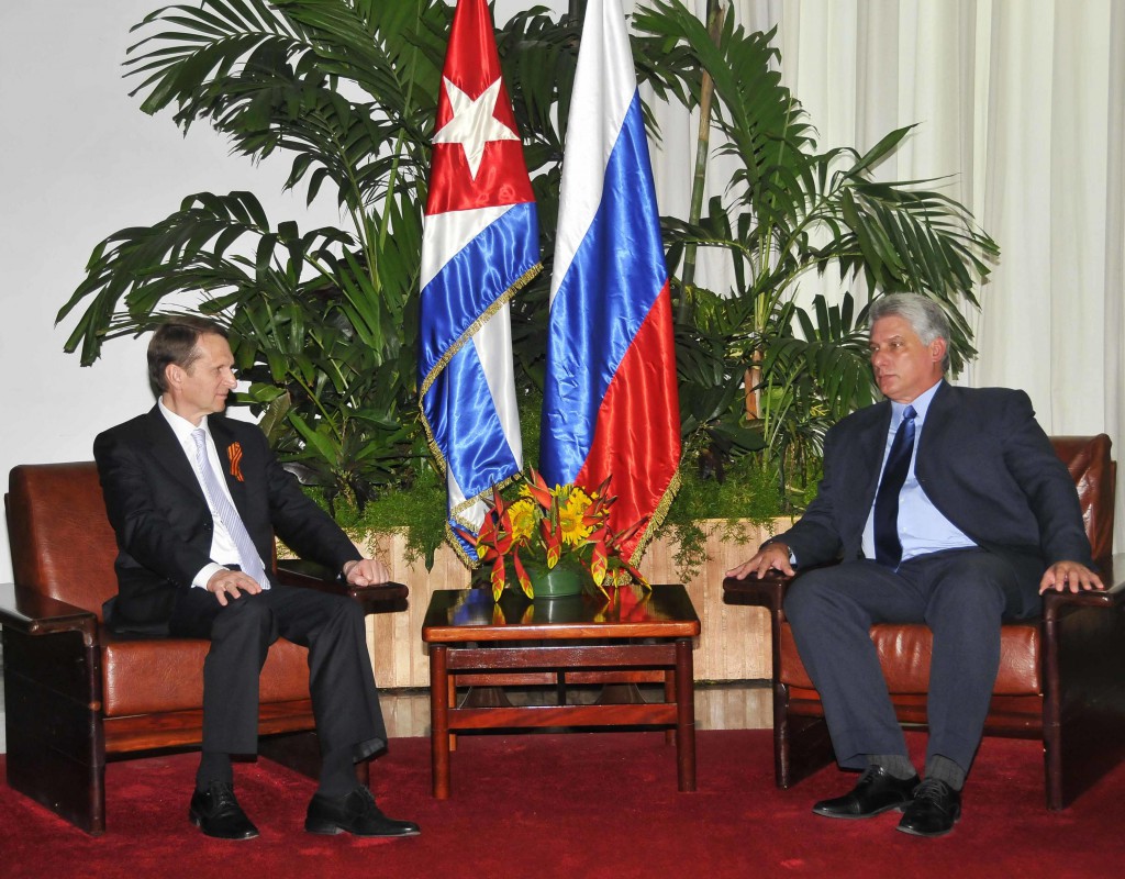 Miguel Díaz-Canel Bermúdez (D), primer vicepresidente de los Consejos de Estado y de Ministros, sostiene conversaciones con Serguei Narhyshkin, presidente de la Duma Estatal de la Federación Rusa, en la sede del Consejo de Estado, en La Habana, Cuba, el 6 de mayo de 2015. AIN FOTO/ Juvenal BALÁN NEYRA/ Periódico Granma/sdl