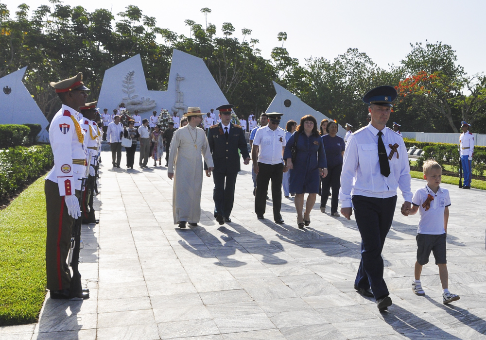 Ceremonia Militar de Colocación de Ofrenda Floral con motivo del Aniversario 70 de la Victoria sobre el Fascismo, en el Mausoleo al Soldado Internacionalista Soviético AIN FOTO/Marcelino VAZQUEZ