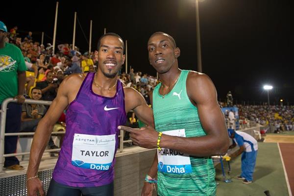 Christian Taylor y Pedro Pablo Pichardo tras terminar la competencia en Doha.