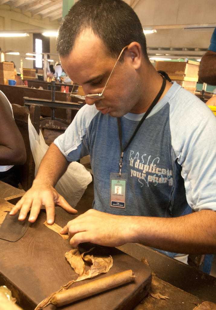 “Para hacer habanos se necesita tener algo de creador”, afirmó Lisandro Hernández. Foto: Roberto Carlos Medina.