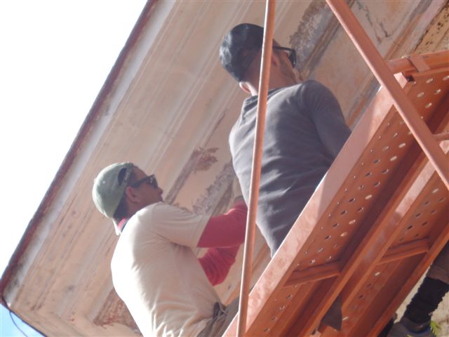 En la glorieta es trabajo es meticuloso. Foto: Lourdes Rey Veitia