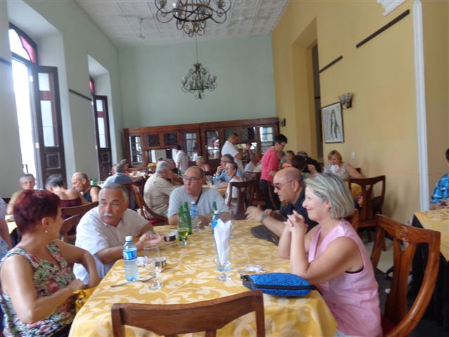 Turistas de todas las latitudes aprecian la calidad de la reconstrucción de este inmueble que mantuvo. Foto: Lourdes Rey