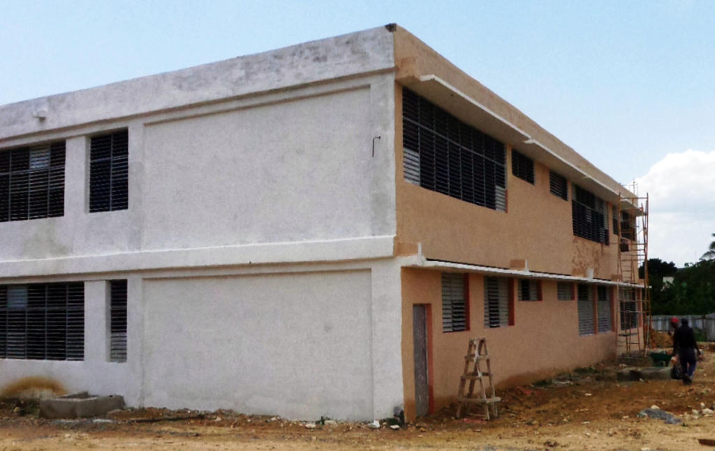 : La edificación de la nueva escuela secundaria básica de la barriada cienfueguera de Junco Sur finalizará en agosto próximo, aseguran directivos de la empresa constructora (Ecoa-37, del Micons). | foto: Del autor.