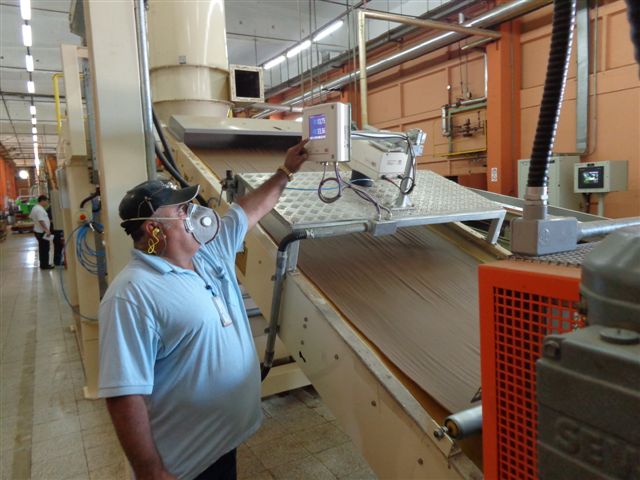 El producto final sale en forma de lámina que se seca y corta irregularmente. Foto: Manuel Valdés Paz