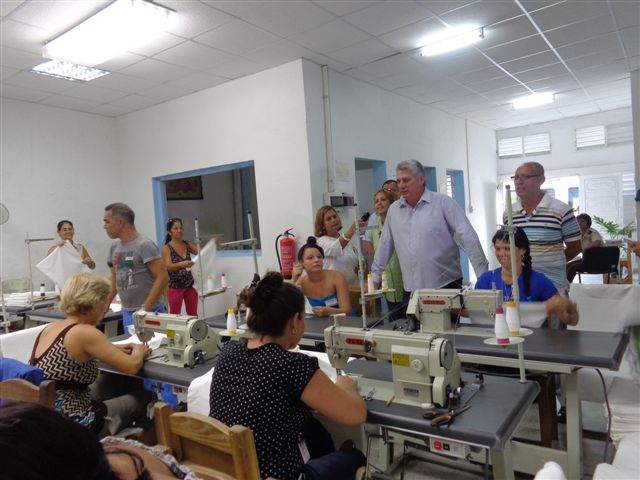 El Primer Vicepresidente cubano dialogó sobre condiciones de trabajo, salario y las posibilidades del taller de confecciones y bordados de Santa Clara.