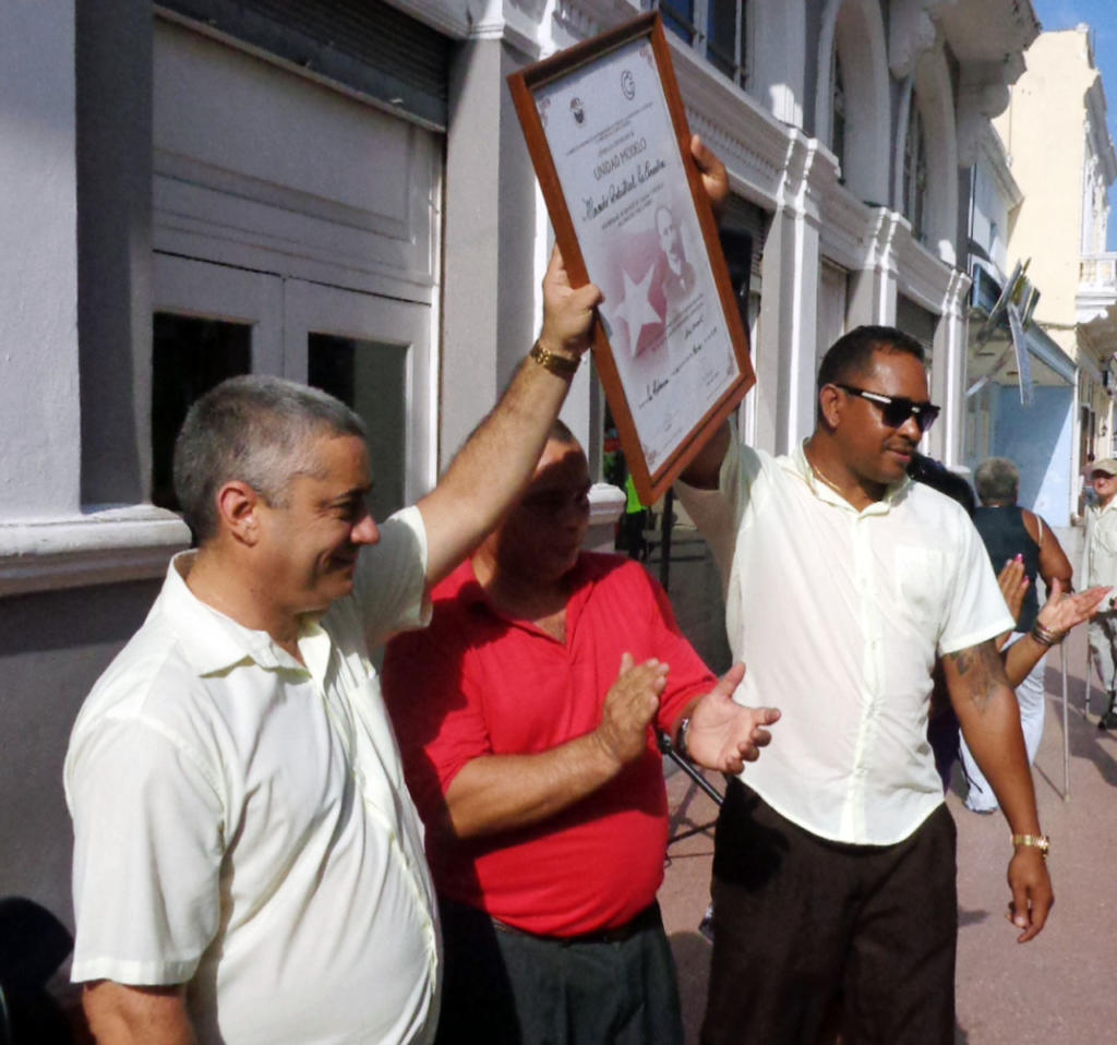 En acto efectuado en el céntrico bulevar cienfueguero entregaron la condición a los colectivos de los mercados industriales La Escuadra y El Palo Gordo. Foto: Barreras Ferrán.
