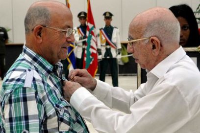 Imponen medalla de Héroe del Trabajo al campesino Héctor Delgado