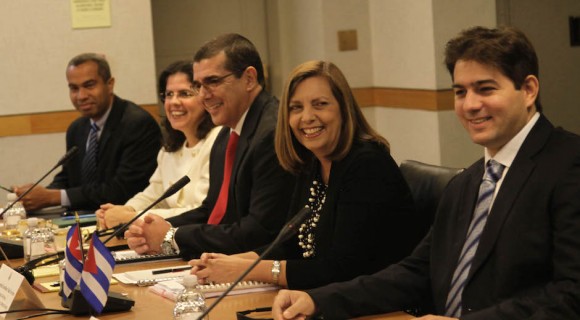 De izquierda a derecha, Abel González, Josefina Vidal, José Ramón Cabañas, Lianys Torres y Alejandro García, integrantes de la delegación oficial cubana a la Tercera ronda de Conversaciones Cuba-EEUU. Foto: Ismael Francisco/ Cubadebate