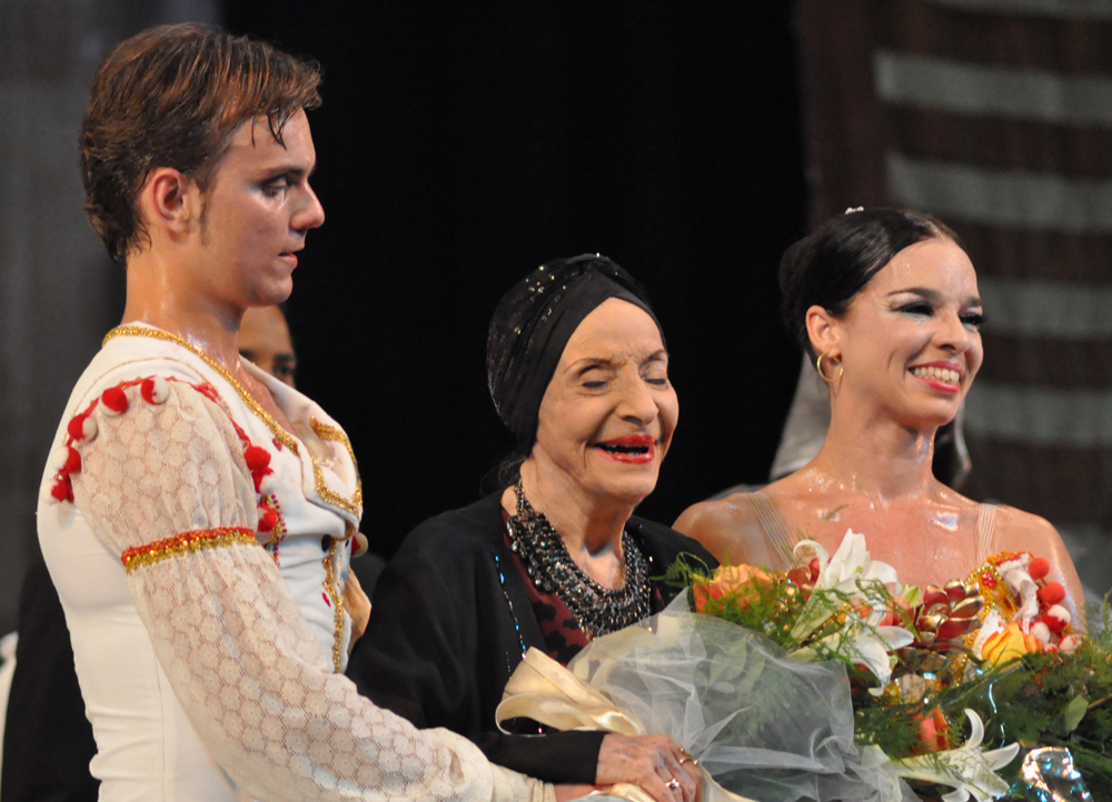 Alicia Alonso subió al escenario el sábado, para saludar al público. Junto a ella, los primeros bailarines Viengsay Valdés y Victor Estevéz. Foto: Yuris Nórido.
