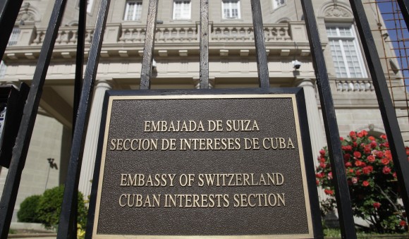 El cartel que identifica a la Oficina de Intereses de Cuba, de la Embajada de Suiza. Pronto este cartel será historia. Foto: Ismael Francisco/ Cubadebate