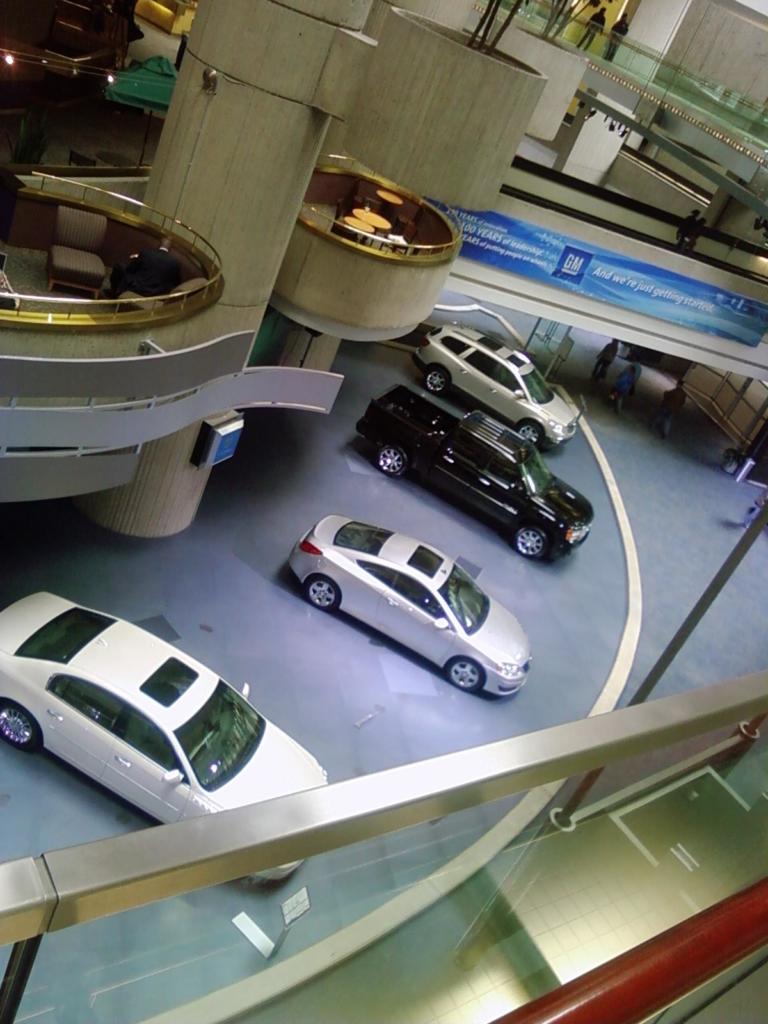 La exposición mundial de General Motor adorna la primera planta del edificio.