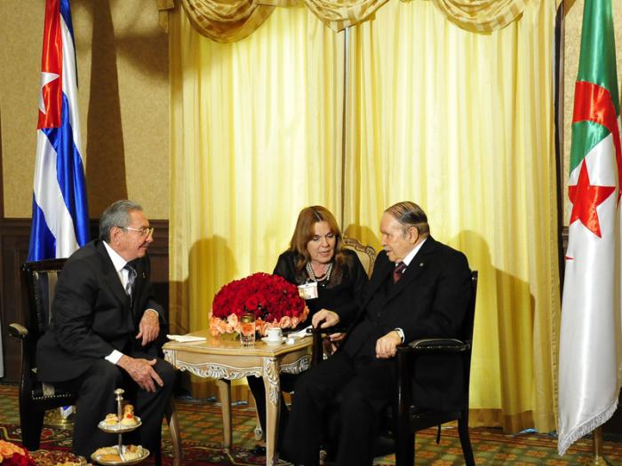 El General de Ejército le transmitió al presidente argelino Abdelaziz Bouteflika un saludo del Comandante en Jefe Fidel Castro Ruz y sus deseos de buena salud. Foto: Estudio Revolución