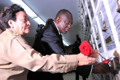 Vicepresidente de Angola rinde homenaje a internacionalistas cubanos