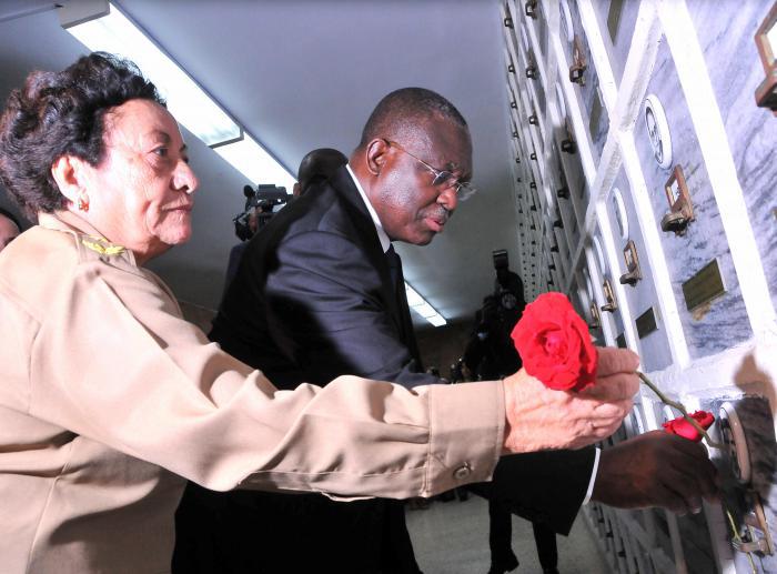 El vicepresidente de Angola, Manuel Domingos Vicente visita monumento a los veteranos de las guerras de independencia e internacionalistas; lo acompaña TetéPuebla. Foto: Ricardo López Hevia