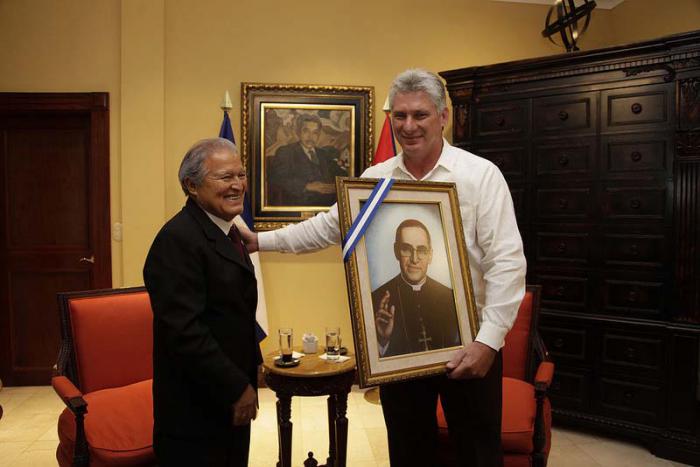 El mandatario salvadoreño obsequió a Díaz-Canel un cuadro con la imagen de Monseñor Romero. Foto: www.presidencia.gob.sv