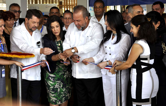 Manuel Marrero (al centro), ministro cubano de Turismo, cortó la cinta en la inauguración de FitCuba 2015, en el recinto ferial del hotel Meliá Jardines del Rey. Foto: Edelvis Valido Gómez