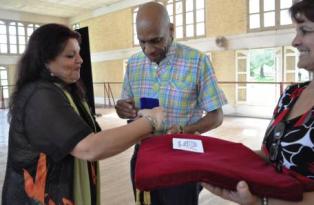 El artista Reinaldo Echemendía recibió el Sello Aniversario 75 de la fundación de la CTC. Foto: Otilio Rivero Delgado