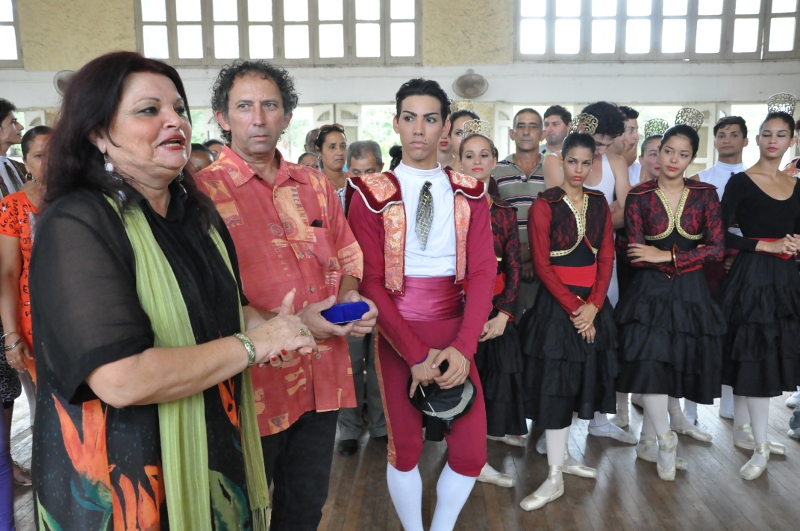 Nereida López Labrada, secretaria general del Sindicato de la Cultura, también le confirió dicha distinción al Ballet de Camagüey. Foto: Otilio Rivero Delgado