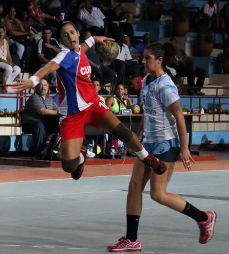 La cubana Gleinys Reyes fue una de las destacadas a la ofensiva. Foto: Otmaro Rodríguez.