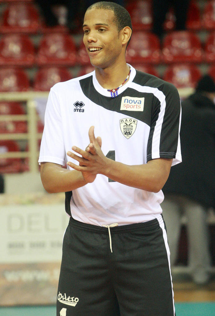 Javier Jiménez ha sido el primer voleibolista contratado en un club profesional, tras la aprobación de la nueva política al respecto.  