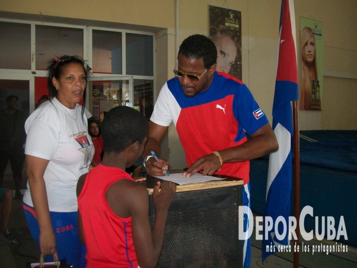 Javier Sotomayor firmó y entregó todos los premios de la V edición José Godoy in memoriam. Foto: Lilian Cid, sitio web deporcuba.cubava.cu