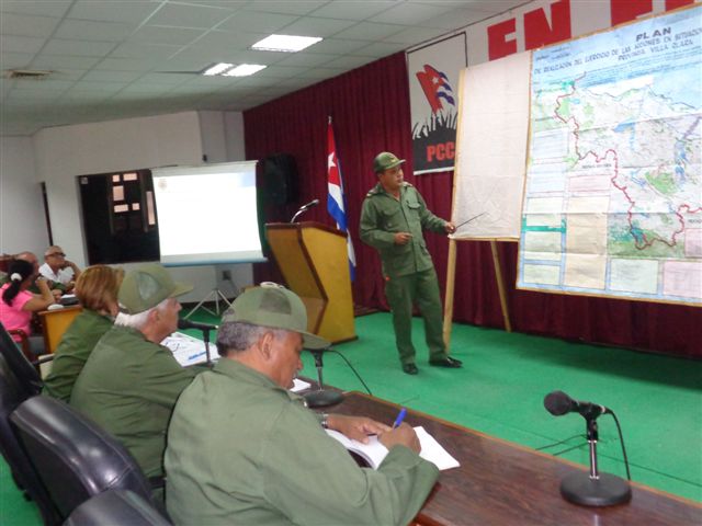 Julio Lima Corzo, Presidente del Consejo de Defensa Provincial explicó las actividades a realizar en los trece municipios de Villa Clara. Foto: Lourdes Rey