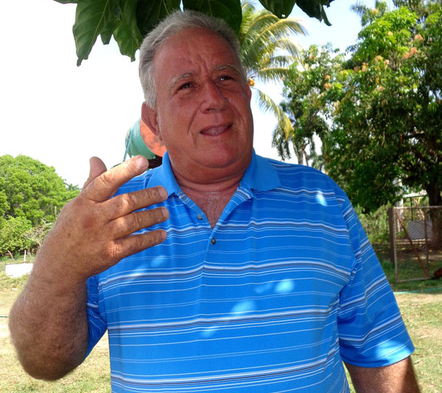 Renán Cabrera Franco, múltimillonario operador de cosechadoras cañeras en la provincia de Ciego de Ävila y Héroe del Trabajo de la República