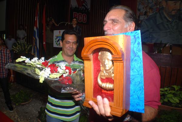 CUBA-HOLGUÍN-RECIBEN HÉROES CUBANOS EL ALDABÓN DE LA PERIQUERA