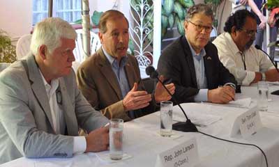 De izquierda a derecha, los miembros del Congreso norteamericano, John B. Larson, representante de Connecticut, Tom Udall senador de Nuevo México, el senador de Minnesota Alan Stuart Franken, y Raúl Grijalba representante por Arizona. Foto: Marcelino Vázquez/AIN