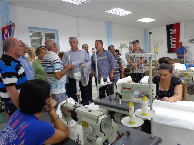 El Primer Vicepresidente cubano dialogó sobre condiciones de trabajo, salario y las posibilidades del taller de confecciones y bordados de Santa Clara.